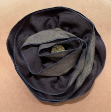 Load image into Gallery viewer, Glam Flower Brooch - Broche Decorativo Hecho a Mano