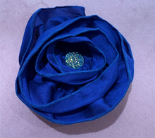 Load image into Gallery viewer, Glam Flower Brooch - Broche Decorativo Hecho a Mano