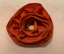 Load image into Gallery viewer, Glam Flower Brooch - Broche Decorativo Hecho a Mano