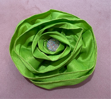 Load image into Gallery viewer, Glam Flower Brooch - Broche Decorativo Hecho a Mano
