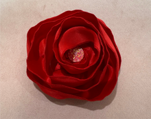 Load image into Gallery viewer, Glam Flower Brooch - Broche Decorativo Hecho a Mano