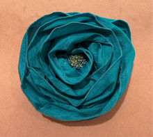 Load image into Gallery viewer, Glam Flower Brooch - Broche Decorativo Hecho a Mano