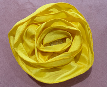 Load image into Gallery viewer, Glam Flower Brooch - Broche Decorativo Hecho a Mano