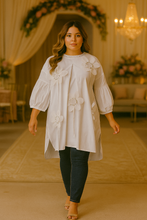 Load image into Gallery viewer, Top White Bloom