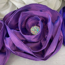 Load image into Gallery viewer, Glam Flower Brooch - Broche Decorativo Hecho a Mano