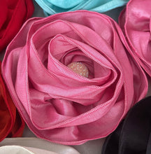 Load image into Gallery viewer, Glam Flower Brooch - Broche Decorativo Hecho a Mano