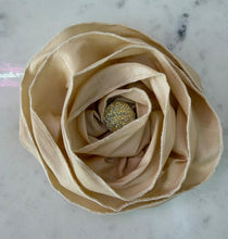 Load image into Gallery viewer, Glam Flower Brooch - Broche Decorativo Hecho a Mano