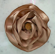 Load image into Gallery viewer, Glam Flower Brooch - Broche Decorativo Hecho a Mano