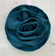 Load image into Gallery viewer, Glam Flower Brooch - Broche Decorativo Hecho a Mano