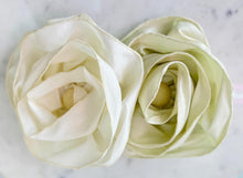 Load image into Gallery viewer, Glam Flower Brooch - Broche Decorativo Hecho a Mano