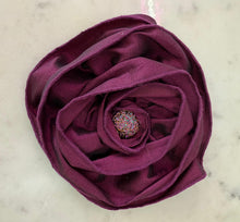 Load image into Gallery viewer, Glam Flower Brooch - Broche Decorativo Hecho a Mano