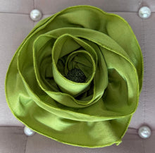 Load image into Gallery viewer, Glam Flower Brooch - Broche Decorativo Hecho a Mano
