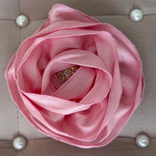 Load image into Gallery viewer, Glam Flower Brooch - Broche Decorativo Hecho a Mano