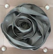 Load image into Gallery viewer, Glam Flower Brooch - Broche Decorativo Hecho a Mano