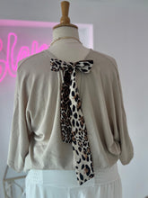 Load image into Gallery viewer, Basic Animal Print Detail Blouse