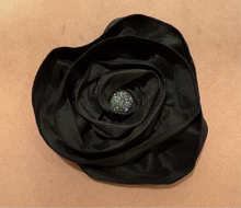Load image into Gallery viewer, Glam Flower Brooch - Broche Decorativo Hecho a Mano
