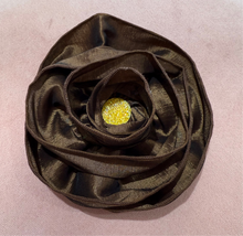 Load image into Gallery viewer, Glam Flower Brooch - Broche Decorativo Hecho a Mano
