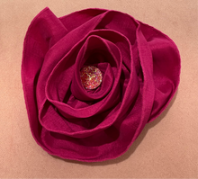 Load image into Gallery viewer, Glam Flower Brooch - Broche Decorativo Hecho a Mano
