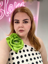 Load image into Gallery viewer, Glam Flower Brooch - Broche Decorativo Hecho a Mano
