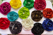 Load image into Gallery viewer, Glam Flower Brooch - Broche Decorativo Hecho a Mano
