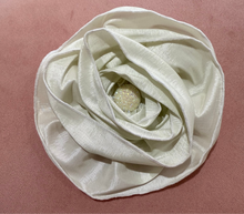 Load image into Gallery viewer, Glam Flower Brooch - Broche Decorativo Hecho a Mano
