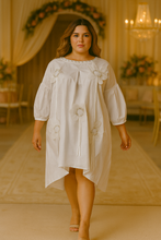 Load image into Gallery viewer, Top White Bloom
