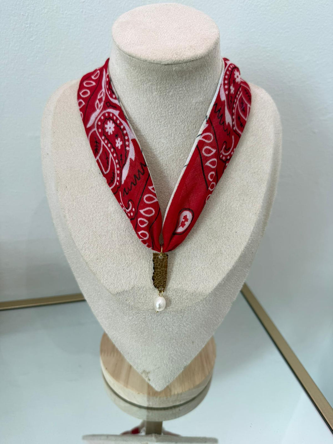 Perla del Caribe Charm Bandana Necklace