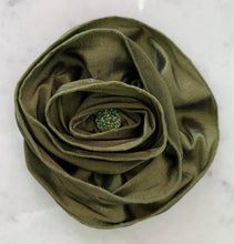 Load image into Gallery viewer, Glam Flower Brooch - Broche Decorativo Hecho a Mano

