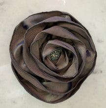 Load image into Gallery viewer, Glam Flower Brooch - Broche Decorativo Hecho a Mano
