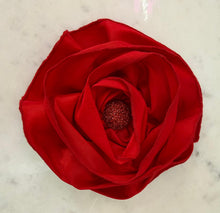 Load image into Gallery viewer, Glam Flower Brooch - Broche Decorativo Hecho a Mano

