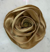 Load image into Gallery viewer, Glam Flower Brooch - Broche Decorativo Hecho a Mano
