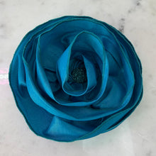 Load image into Gallery viewer, Glam Flower Brooch - Broche Decorativo Hecho a Mano
