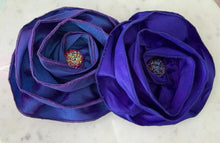 Load image into Gallery viewer, Glam Flower Brooch - Broche Decorativo Hecho a Mano
