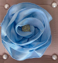 Load image into Gallery viewer, Glam Flower Brooch - Broche Decorativo Hecho a Mano
