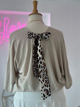 Load image into Gallery viewer, Basic Animal Print Detail Blouse
